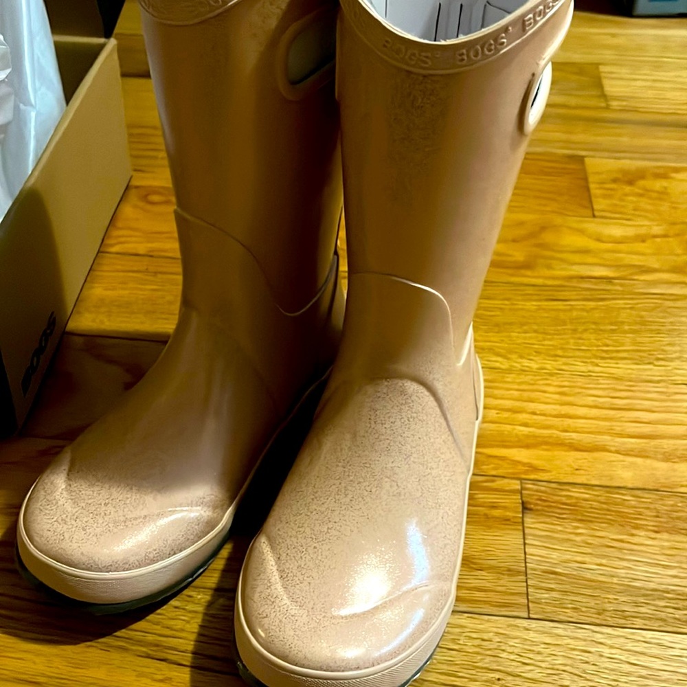 Brad new Girls Bogs boots size 3